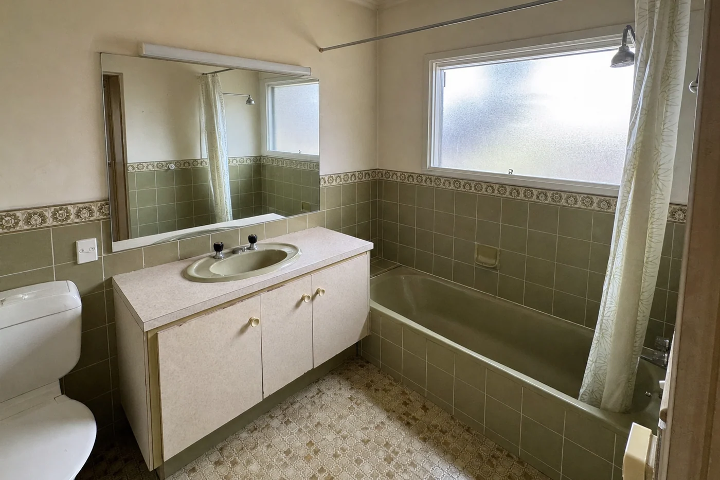 A dated main bathroom photographed by the homeowner